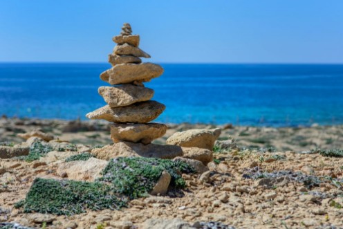 Image de Wiea uoona z kamieni na play na tle morza