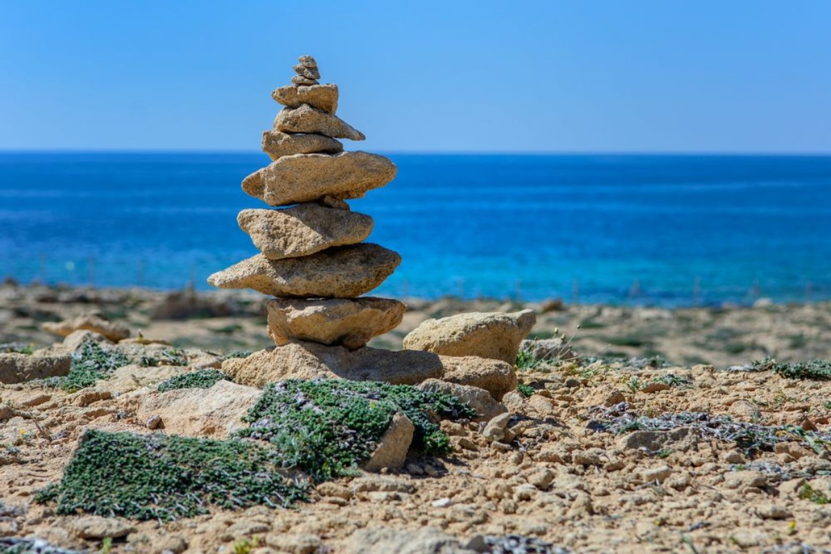 Picture of Wiea uoona z kamieni na play na tle morza