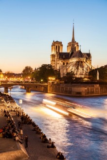 Afbeeldingen van France Paris Tourist boat on Seine river with Notre Dame cathedral in background