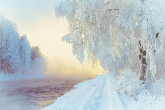 Afbeeldingen van Snowy river view from Kuhmo Finland