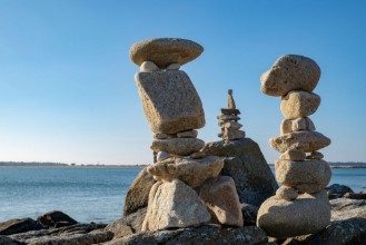 Bild von Stone pyramides sur la plage
