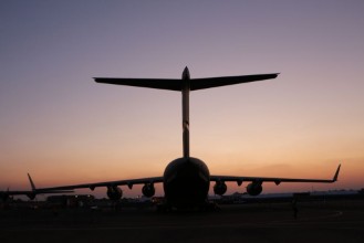 Poza cu C17 tail silhouette