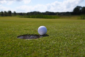 Bild von Golf ball almost in the hole