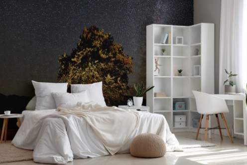 Afbeeldingen van Panoramic view of couple tourists resting at summer night camping in mountains Travelers sitting on chairs beside campfire illuminated tent and big tree under starry sky full of stars and Milky way