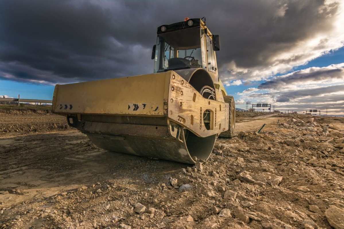 Image de Steamroller performing leveling work on a road under construction
