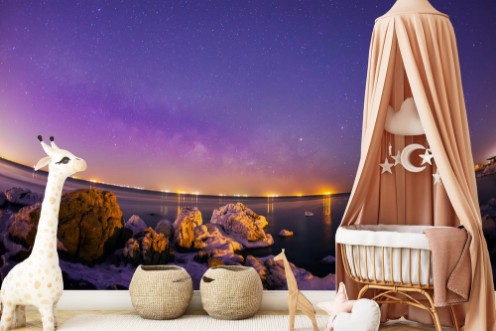 Afbeeldingen van On winter nights snow and ice cover the rocks by the sea