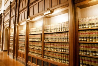 Afbeeldingen van Wide angle shot of old law book library