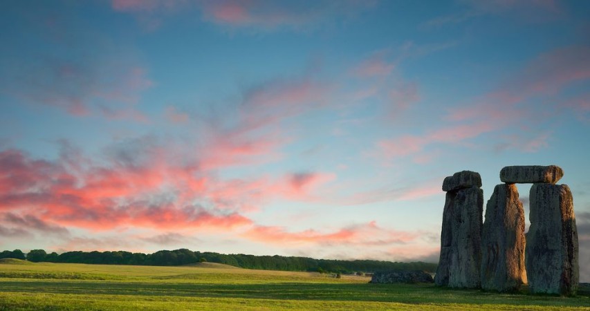Afbeeldingen van Stonehenge against a purple blue sky