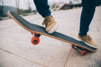 Bild på Skateboarder skateboarding outdoors on sunny morning