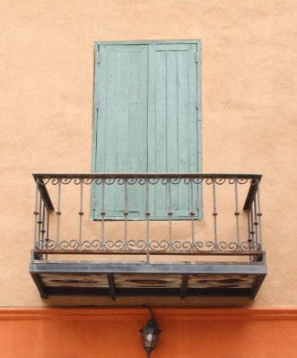 Afbeeldingen van Vintage window on wall background