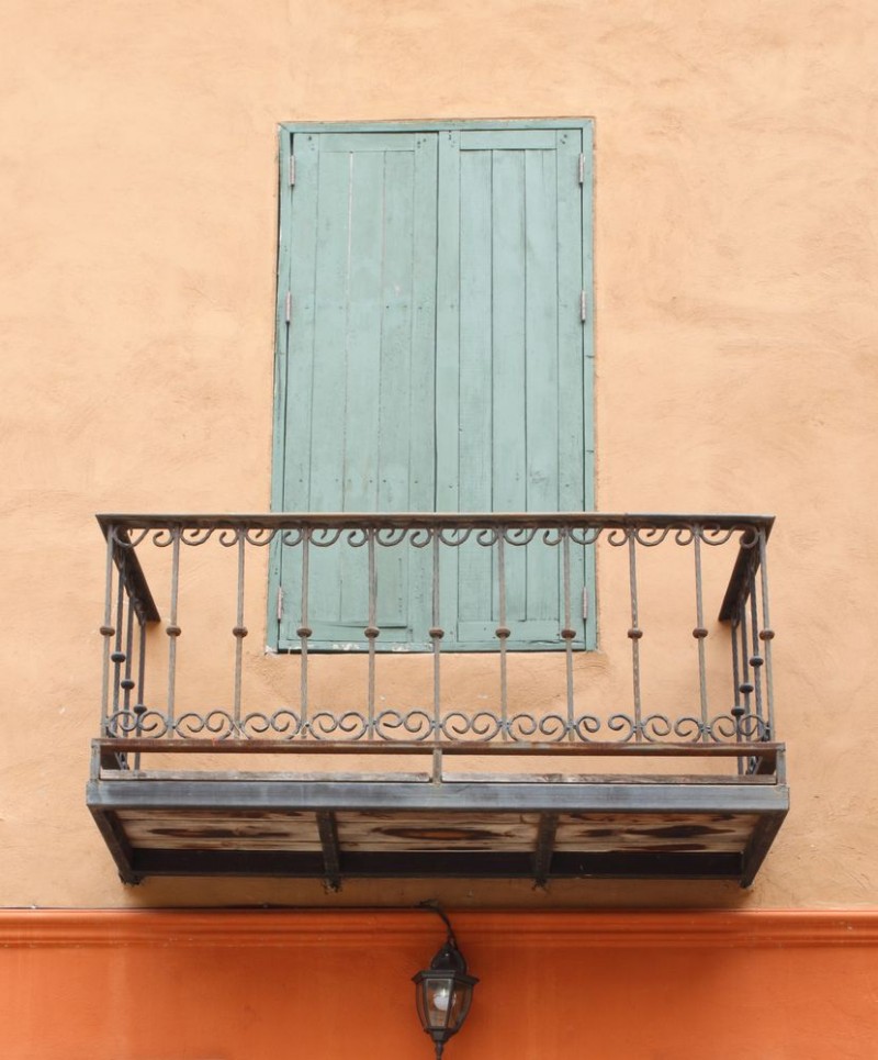 Afbeeldingen van Vintage window on wall background