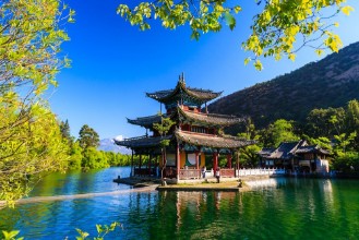 Afbeeldingen van Lijiang old town scene-Black Dragon Pool Park