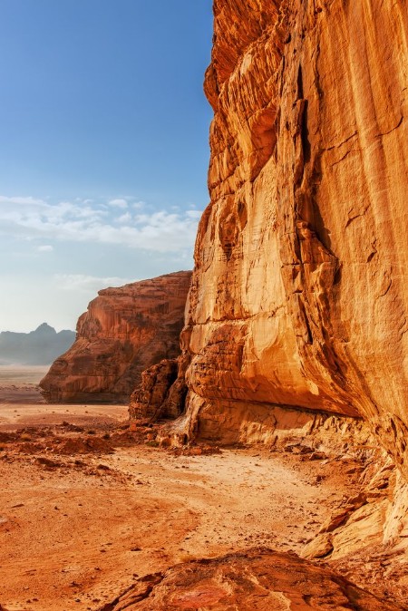 Bild på Red sandstone cliff in the desert of Wadi Rum