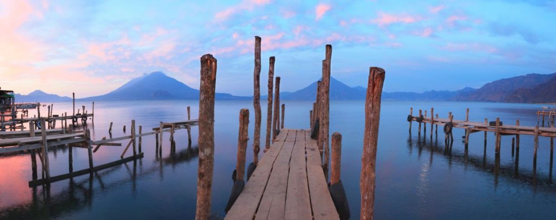 Afbeeldingen van Pier on the Atitlan Lake in Guatemala at Sunrise