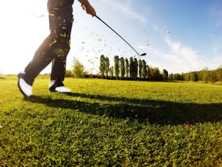 Imagen de Golfer performs a golf shot from the fairway