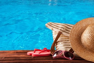 Image de Summer accessories on wooden planks