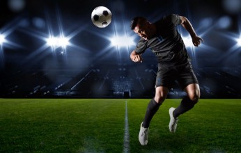 Pilt Hispanic Soccer Player heading the ball