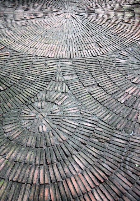 Afbeeldingen van Brick walkway in the garden arranged