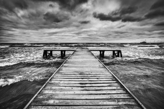 Image de Old wooden jetty during storm on the sea Dramatic sky