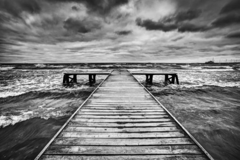 Afbeeldingen van Old wooden jetty during storm on the sea Dramatic sky
