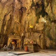 Afbeeldingen van Buddhist pagoda in Huyen Khong cave in Marble Mountains at Da Na