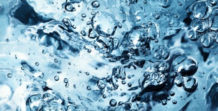 Slika Water wave with bubbles