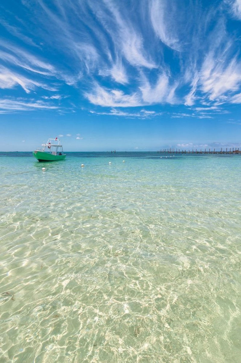 Afbeeldingen van Tropical sea and boat in Isla Mujeres Mexico