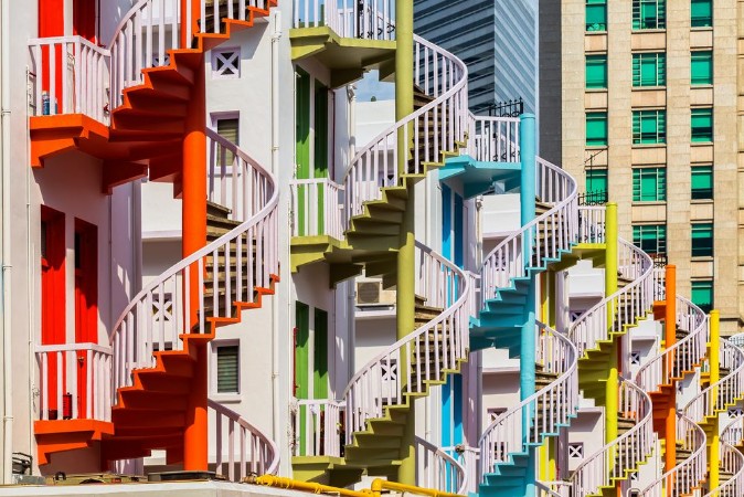 Afbeeldingen van Colorful spiral stairs of Singapores Bugis Village
