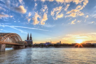 Bild på Cologne Cathedral and skyline when sunset Germany