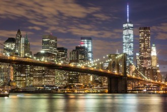 Bild på Brooklyn Bridge and Downtown Skyscrapers in New York at Dusk