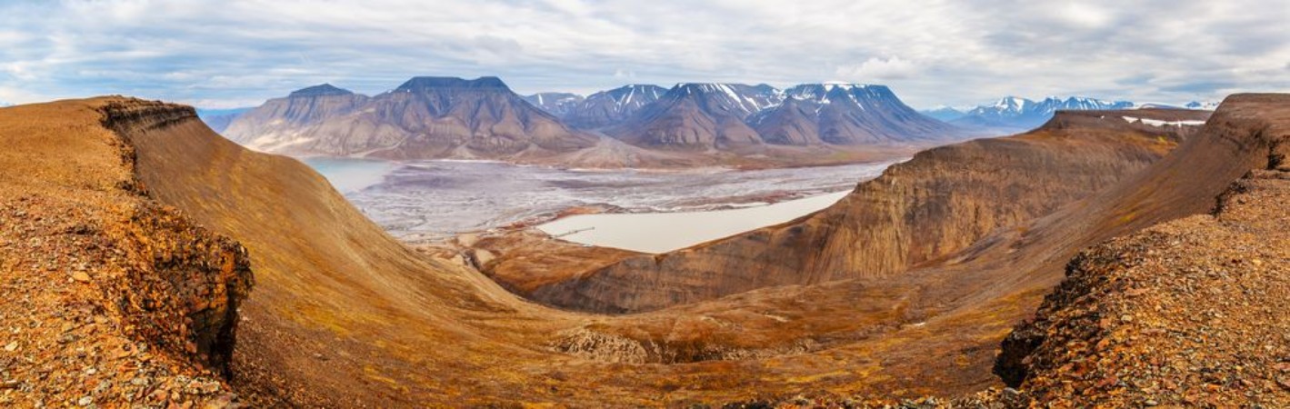 Imagem de Horizontal panorama view near Longyearbyen Spitsbergen Norway