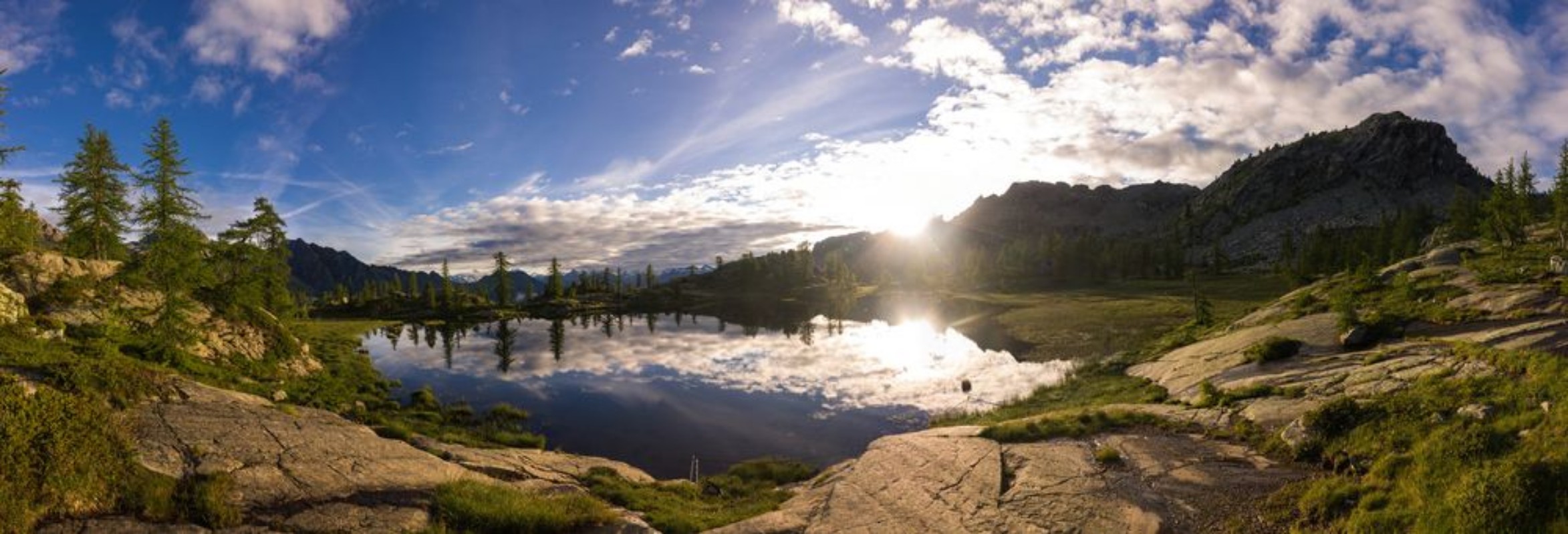 Image de Alba su lago di montagna
