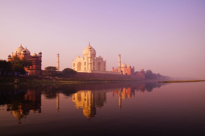 Bild på Beautiful Scenery Of Taj Mahal And A Body Of Water
