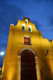 Bild på Night view of street in Campeche Mexico