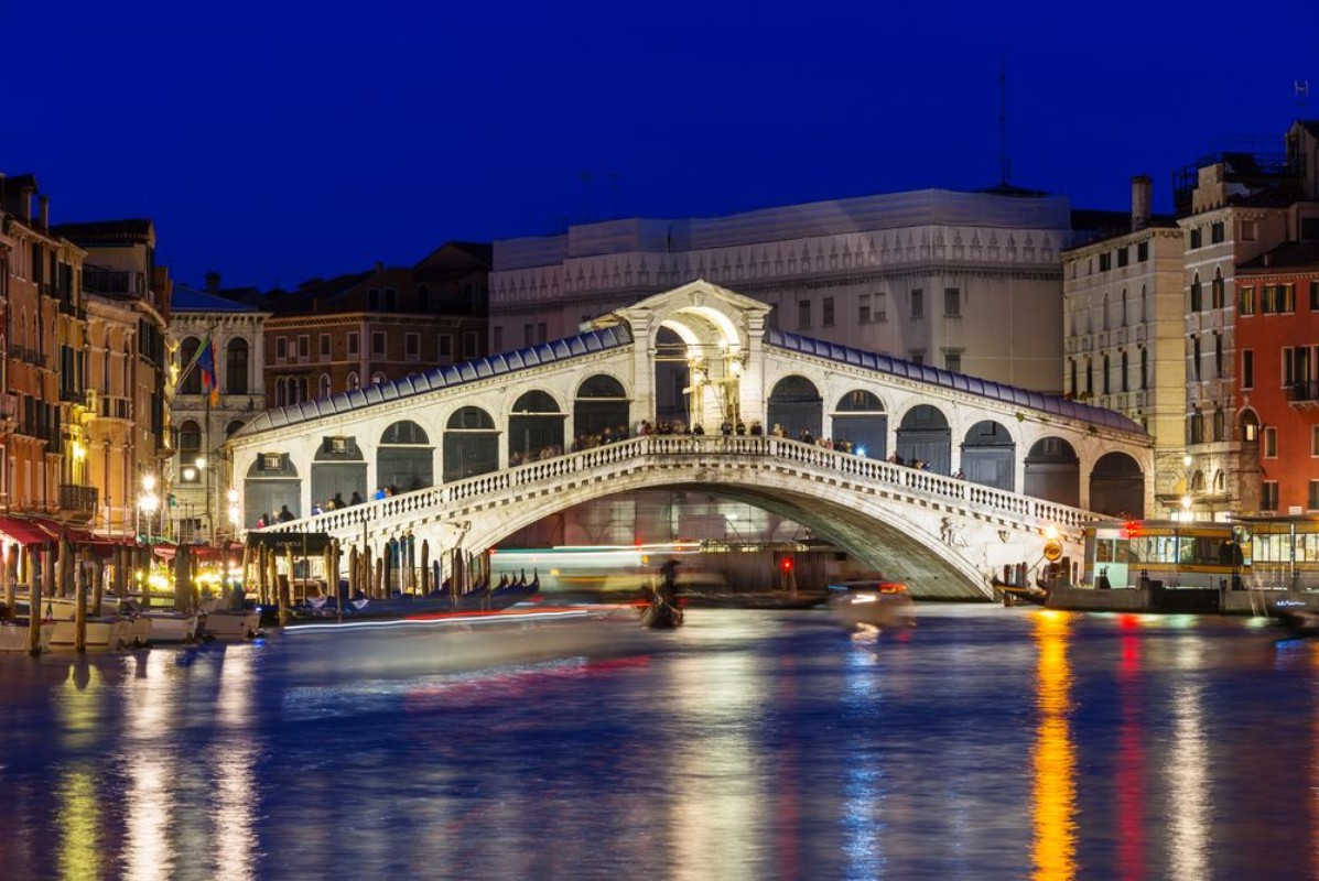 Afbeeldingen van Night view of Rialto bridge and Grand Canal in Venice Italy