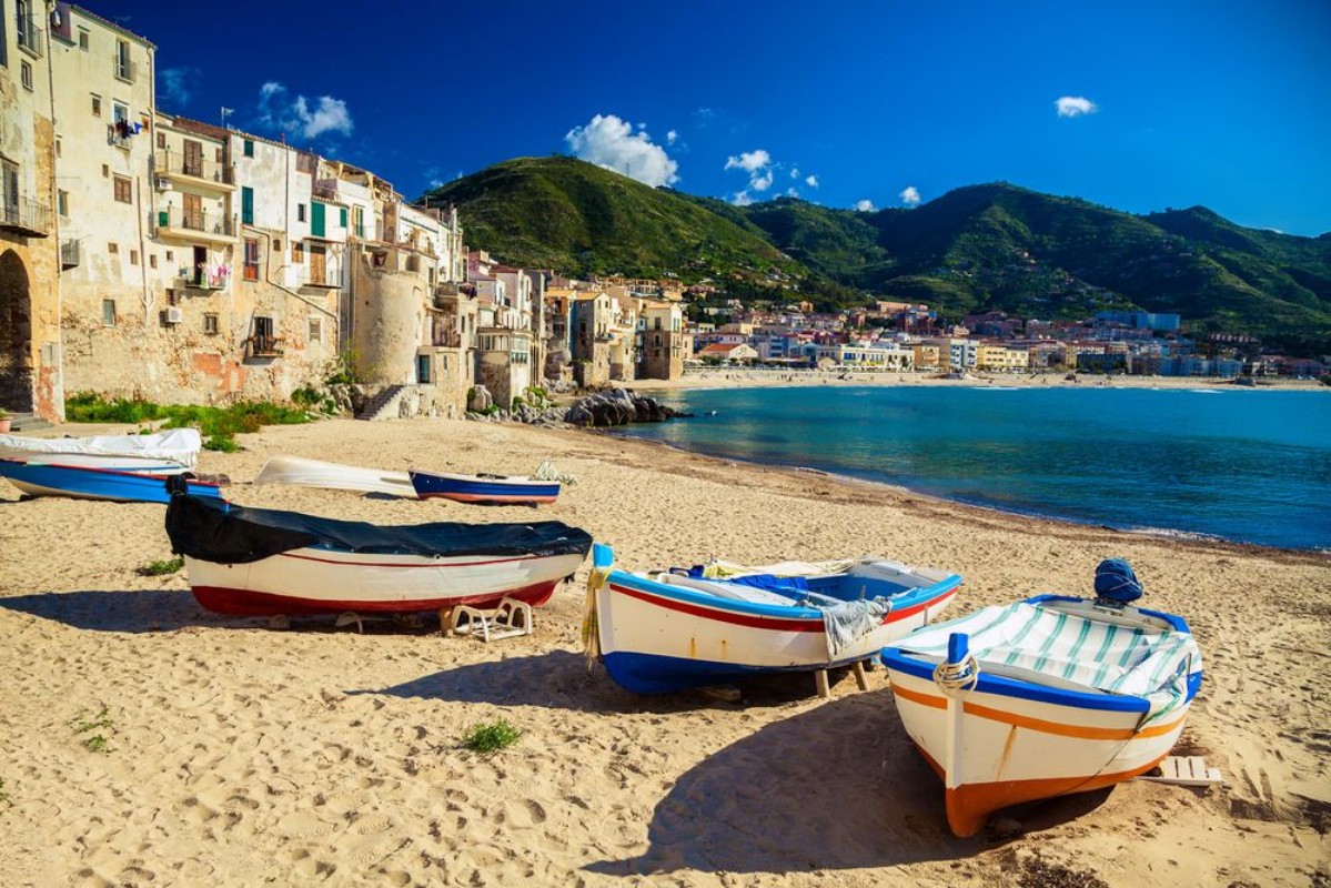 Afbeeldingen van Old beach in Cefalu with fishing boats