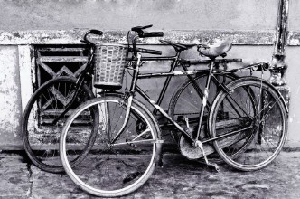 Pilt Black and white old bicycle