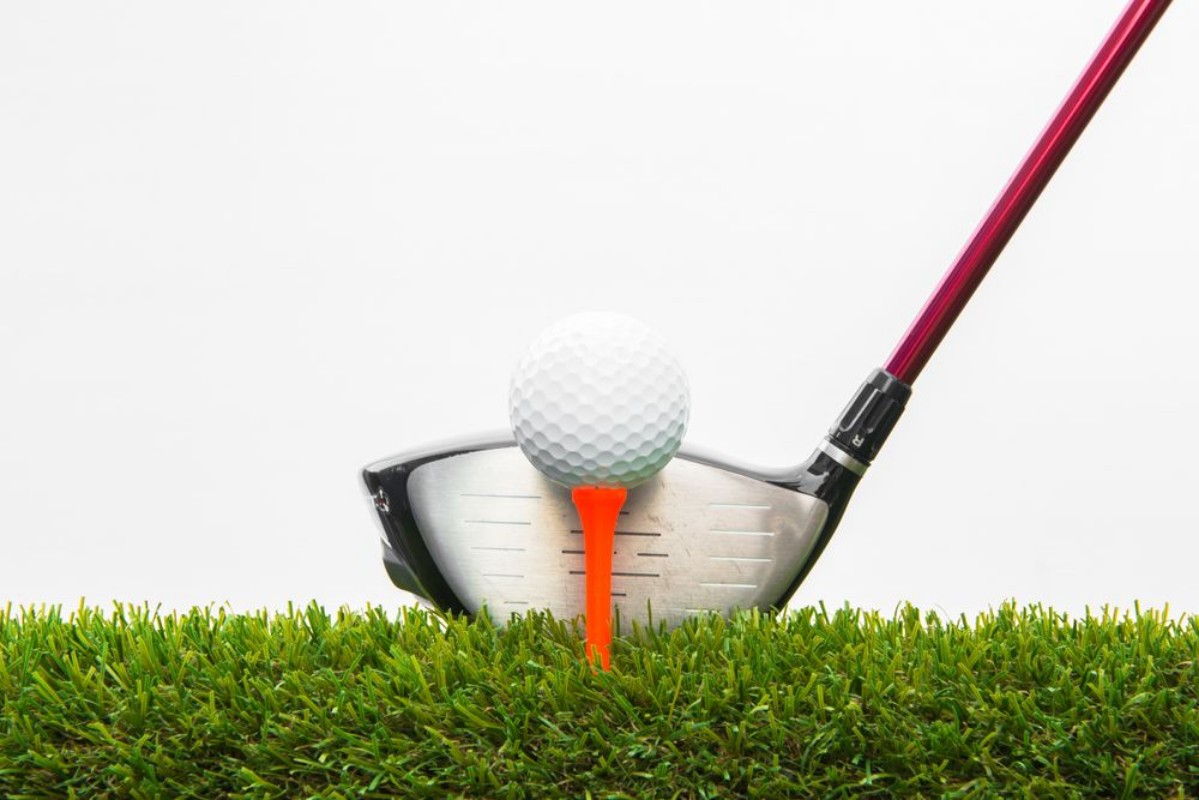 Picture of Golf club and ball in grass