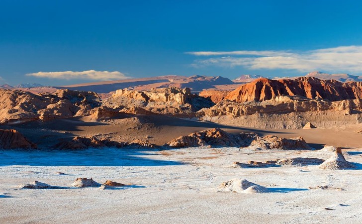 Afbeeldingen van Moon valley in Atacama desert at a dusk