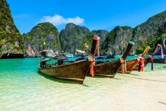 Bild på Long-tail boats in Maya Bay Andaman sea Thailand South Asia