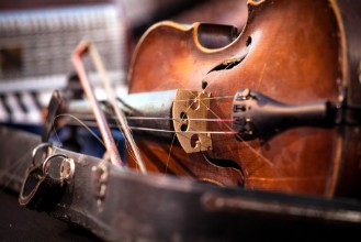Pilt Vintage old used violin and bow