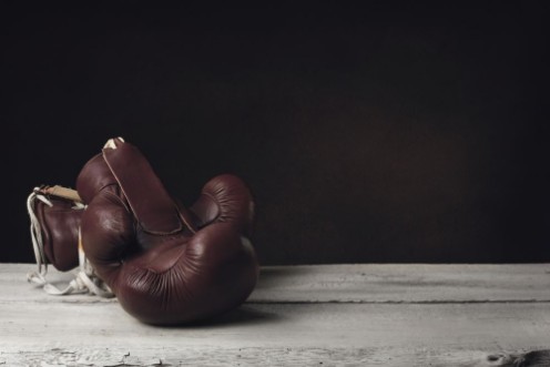 Afbeeldingen van Boxing Gloves lying on wooden Planks