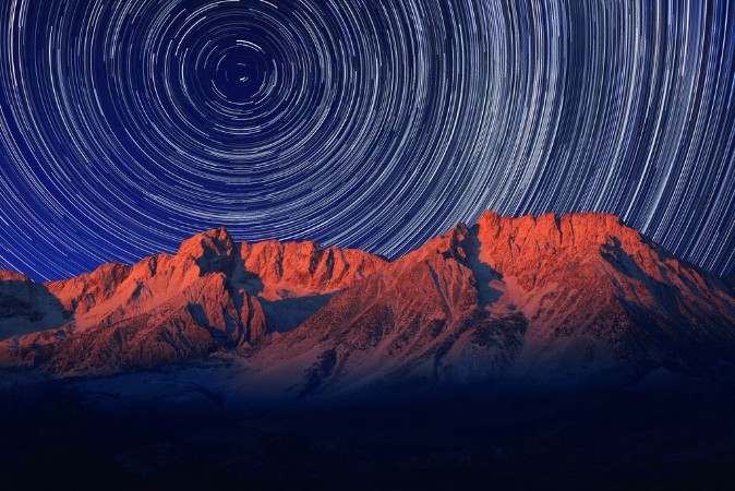 Afbeeldingen van Night Exposure Star Trails of the Sky in Bishop California
