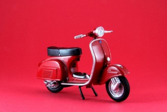 Image de Scooter antguo rojo aislado en rojo