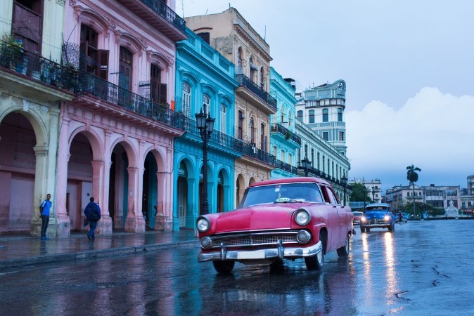 Afbeeldingen van Classic old car on streets of Havana Cuba