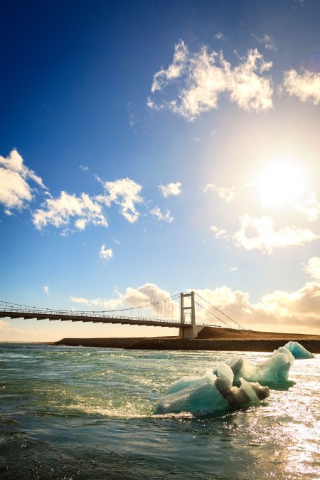 Bild på Bridge over Jokulsarlon lagoon in Iceland