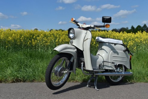 Afbeeldingen van Moped Schwalbe vor Rapsfeld