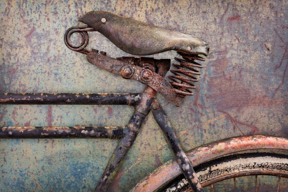 Image de Detail of a rusted ancient bicycle with leather seat