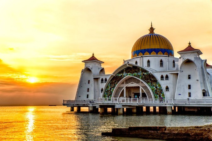 Afbeeldingen van Sunset over Masjid selat Mosque in Malacca Malaysia