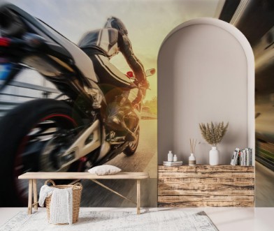 Afbeeldingen van Moto da strada sfreccia vicino al guard rail al tramonto